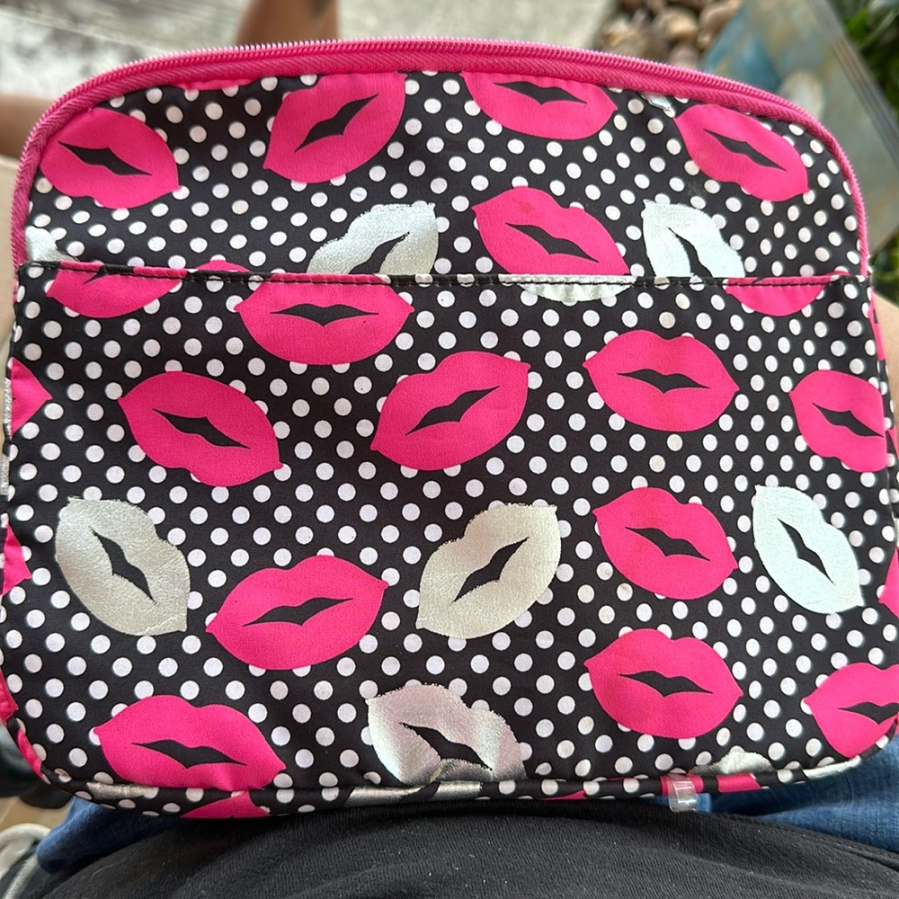 Modella Pink Lips Tablet Case
